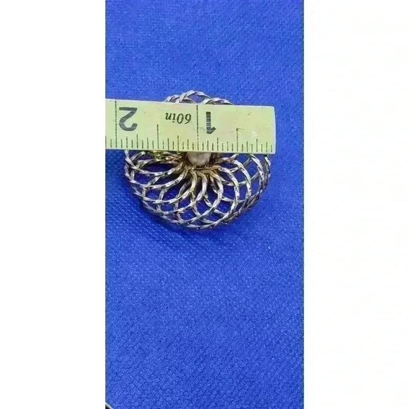 Vintage Brooch Twisted Round Puffy Caged Faux Pearl MCM 10k Gold Plated - Picture 10 of 10